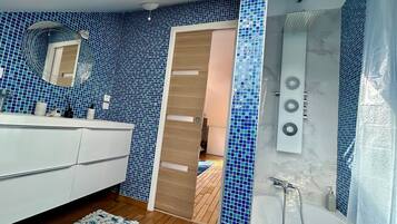 Een douche, een haardroger, handdoeken