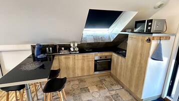Frigorífico, microondas, horno y placa de cocina