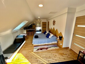 Een kleine kamer met een bed, een bureau en uitzicht op de omgeving.