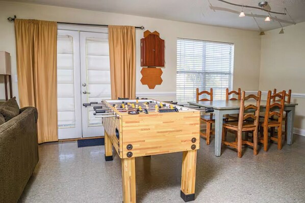 Games room - Small town living in Loxley (Loxley)