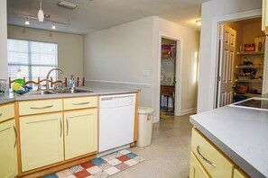 Private kitchen - Small town living in Loxley (Loxley)