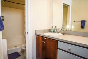Bathroom - Small town living in Loxley (Loxley)