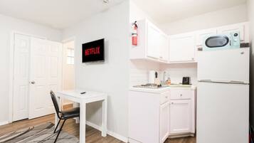 Fridge, microwave, oven, coffee/tea maker