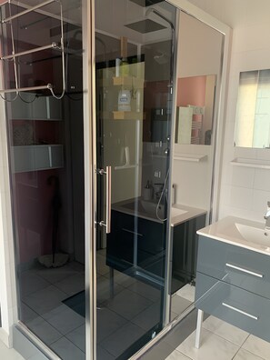 Bathroom - Guest Room “Un Détour Entre Mer et Campagne” with Shared Terrace, Garden, and Wi-Fi (Pluneret)