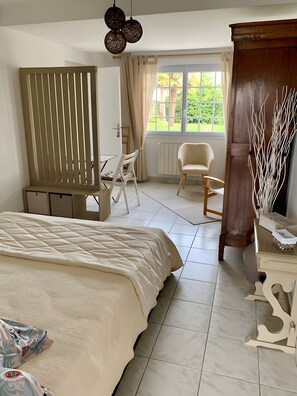 Room - Guest Room “Un Détour Entre Mer et Campagne” with Shared Terrace, Garden, and Wi-Fi (Pluneret)