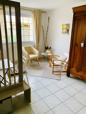 Living area - Guest Room “Un Détour Entre Mer et Campagne” with Shared Terrace, Garden, and Wi-Fi (Pluneret)