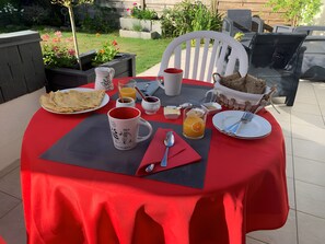 Outdoor dining - Guest Room “Un Détour Entre Mer et Campagne” with Shared Terrace, Garden, and Wi-Fi (Pluneret)