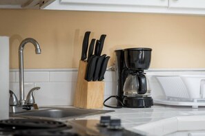 Fridge, microwave, stovetop, coffee/tea maker - Pecan Junior Suite Central/WifI (McAllen)