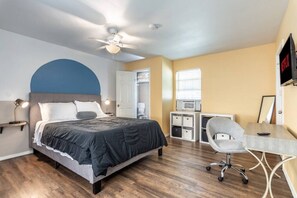 Desk, iron/ironing board, WiFi, bed sheets - Pecan Junior Suite Central/WifI (McAllen)