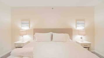 Desk, iron/ironing board, WiFi, bed sheets