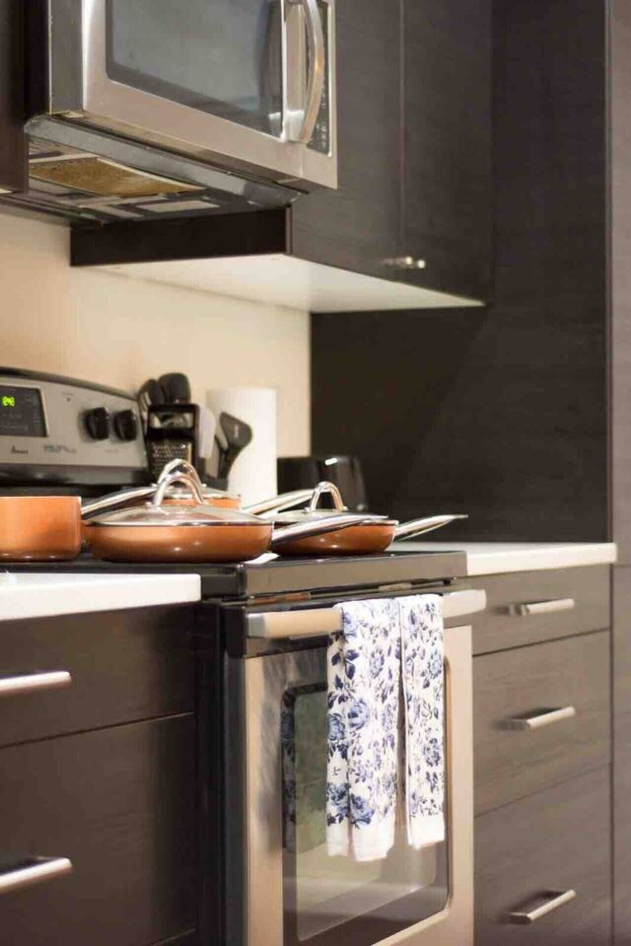Una cocina equipada con microondas, horno y diferentes utensilios.