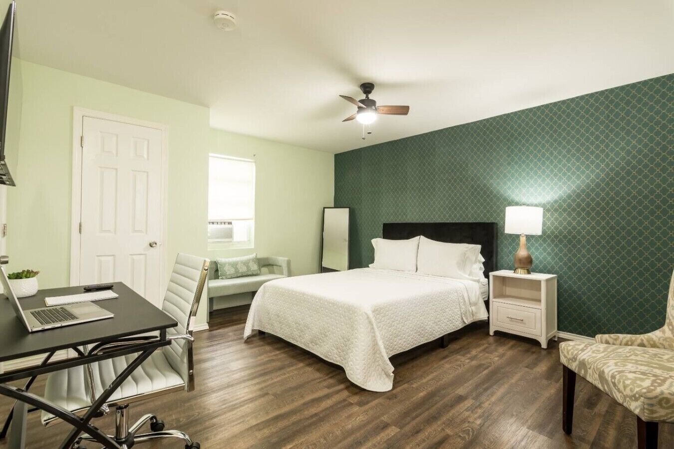 Desk, iron/ironing board, WiFi, bed sheets