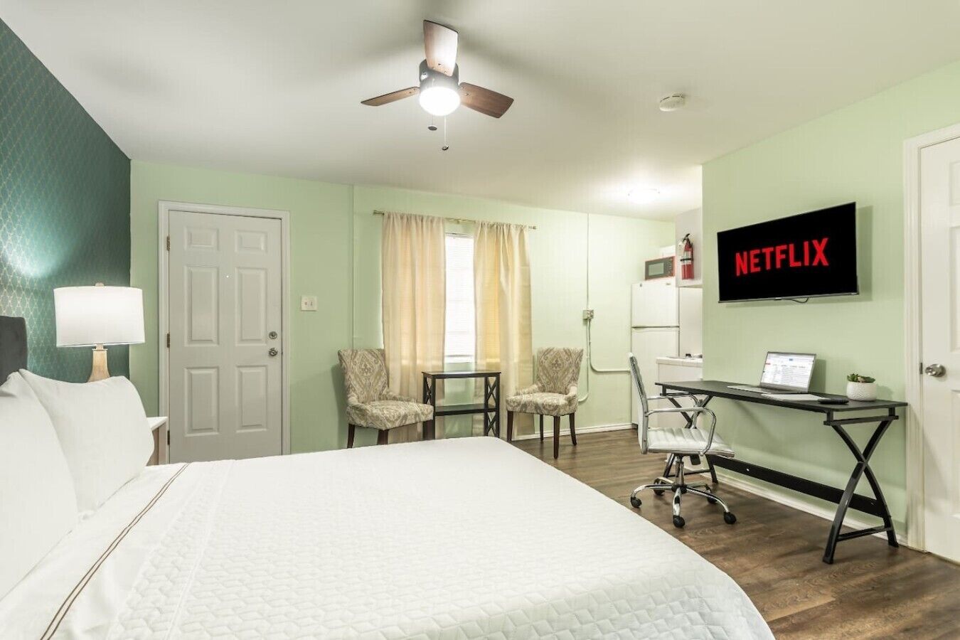 Desk, iron/ironing board, WiFi, bed sheets