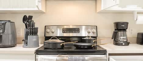 Refrigerador, microondas, horno y parrilla de estufa