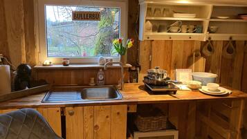 Refrigerador, placa de cocina, cafetera/tetera, utensilios de cocina