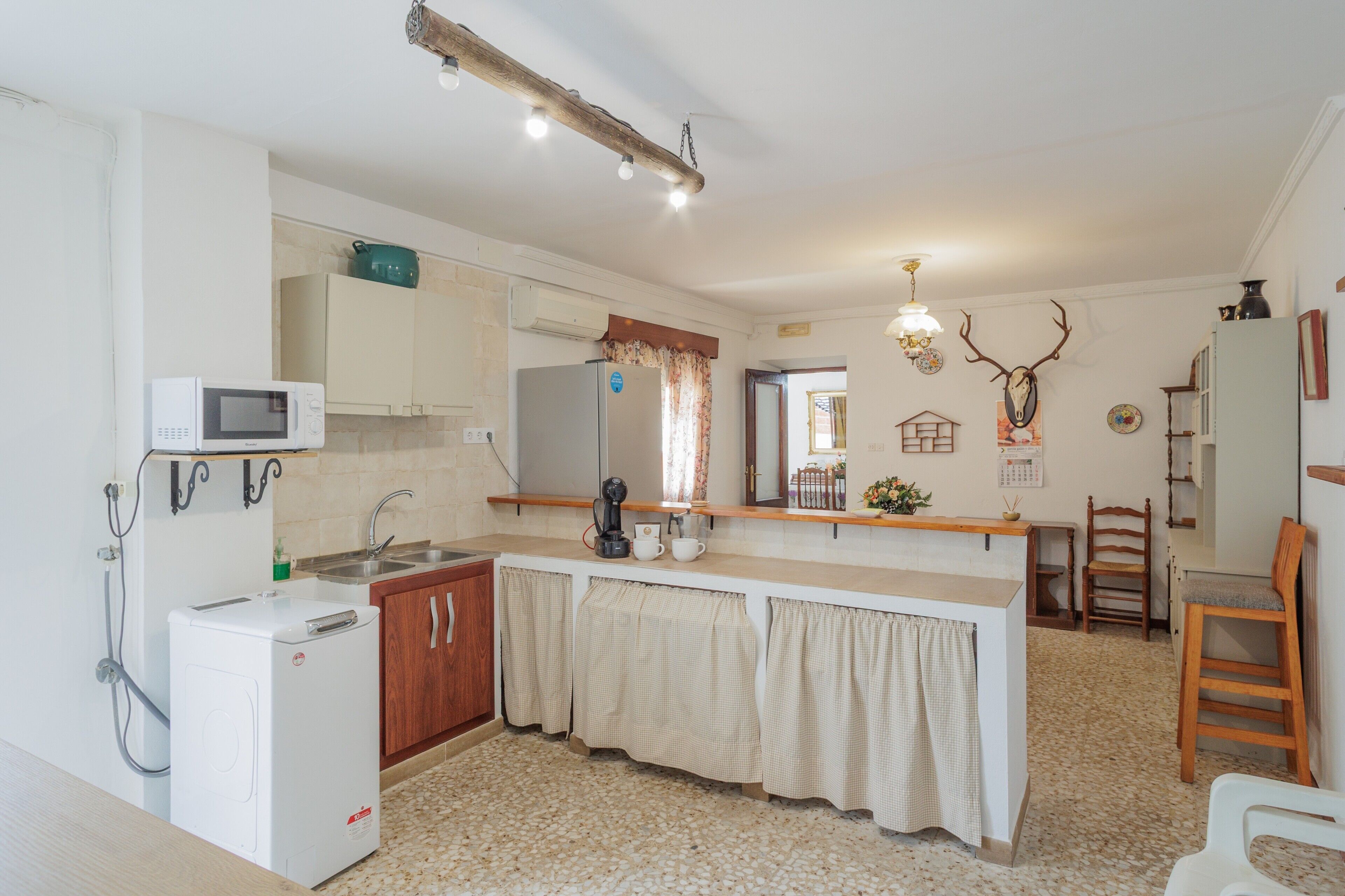 Frigorífico, microondas, horno y placa de cocina