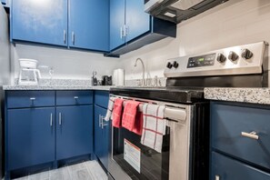 Fridge, microwave, oven, stovetop - ✅ RARE FIND! KING  Size Bed Central Mcallen WiFi ✅ (McAllen)