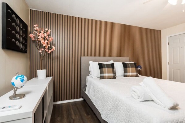 Una camera d'albergo con un letto, un comodino e un mappamondo appeso al muro.
