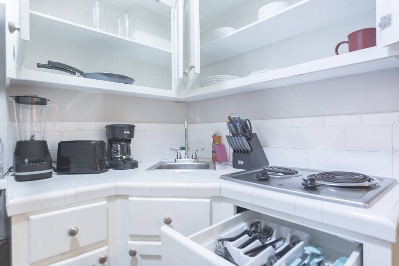 Coffee/tea maker, fridge, microwave, stovetop