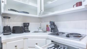 Coffee/tea maker, fridge, microwave, stovetop