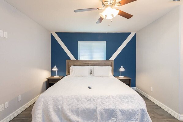 Room - King Bed, Central Location Fast WiFi / Long Term (McAllen)