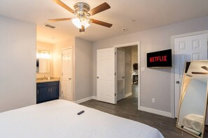 Room - King Bed, Central Location  Fast WiFi / Long Term (McAllen)