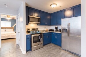 Private kitchen - King Bed, Central Location  Fast WiFi / Long Term (McAllen)