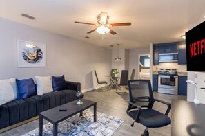 Living area - King Bed, Central Location Fast WiFi / Long Term (McAllen)
