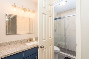 Bathroom - King Bed, Central Location Fast WiFi / Long Term (McAllen)