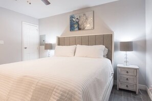 Desk, iron/ironing board, WiFi - King SIze 🛏 Fast WiFi 📶Central Workspace & Cozy✅ (McAllen)