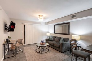 TV - King SIze 🛏 Fast WiFi 📶Central Workspace & Cozy✅ (McAllen)