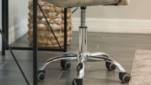 A modern office chair with a high backrest and a metallic base. - King SIze 🛏 Fast WiFi 📶Central Workspace & Cozy✅ (McAllen)