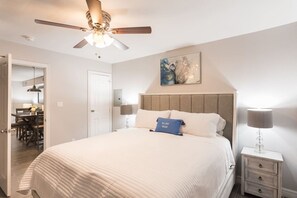 Desk, iron/ironing board, WiFi - King SIze 🛏 Fast WiFi 📶Central Workspace & Cozy✅ (McAllen)