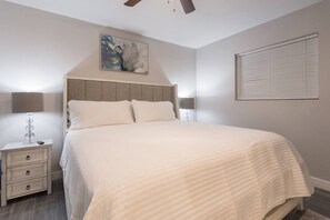 Desk, iron/ironing board, WiFi - King SIze 🛏 Fast WiFi 📶Central Workspace & Cozy✅ (McAllen)