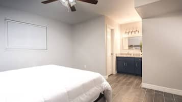 Tabla de planchar con plancha, wifi y ropa de cama