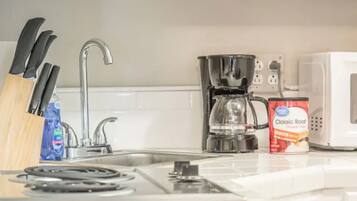 Kühlschrank, Herdplatte, Wasserkocher mit Kaffee-/Teezubehör, Toaster