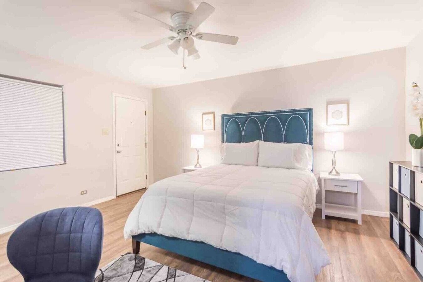 Desk, iron/ironing board, WiFi, bed sheets