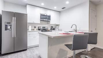 Coffee/tea maker, fridge, microwave, oven