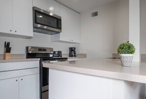 Private kitchen - The PRINCE 💎Junior Suite Tennis Court Park Central (McAllen)