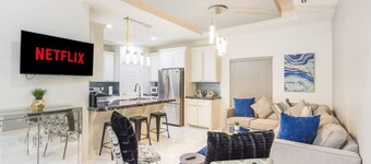 🎄New Luxury Family Friendly Downtown Modern Home🏡
