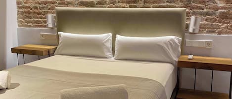 Tabla de planchar con plancha, wifi y ropa de cama