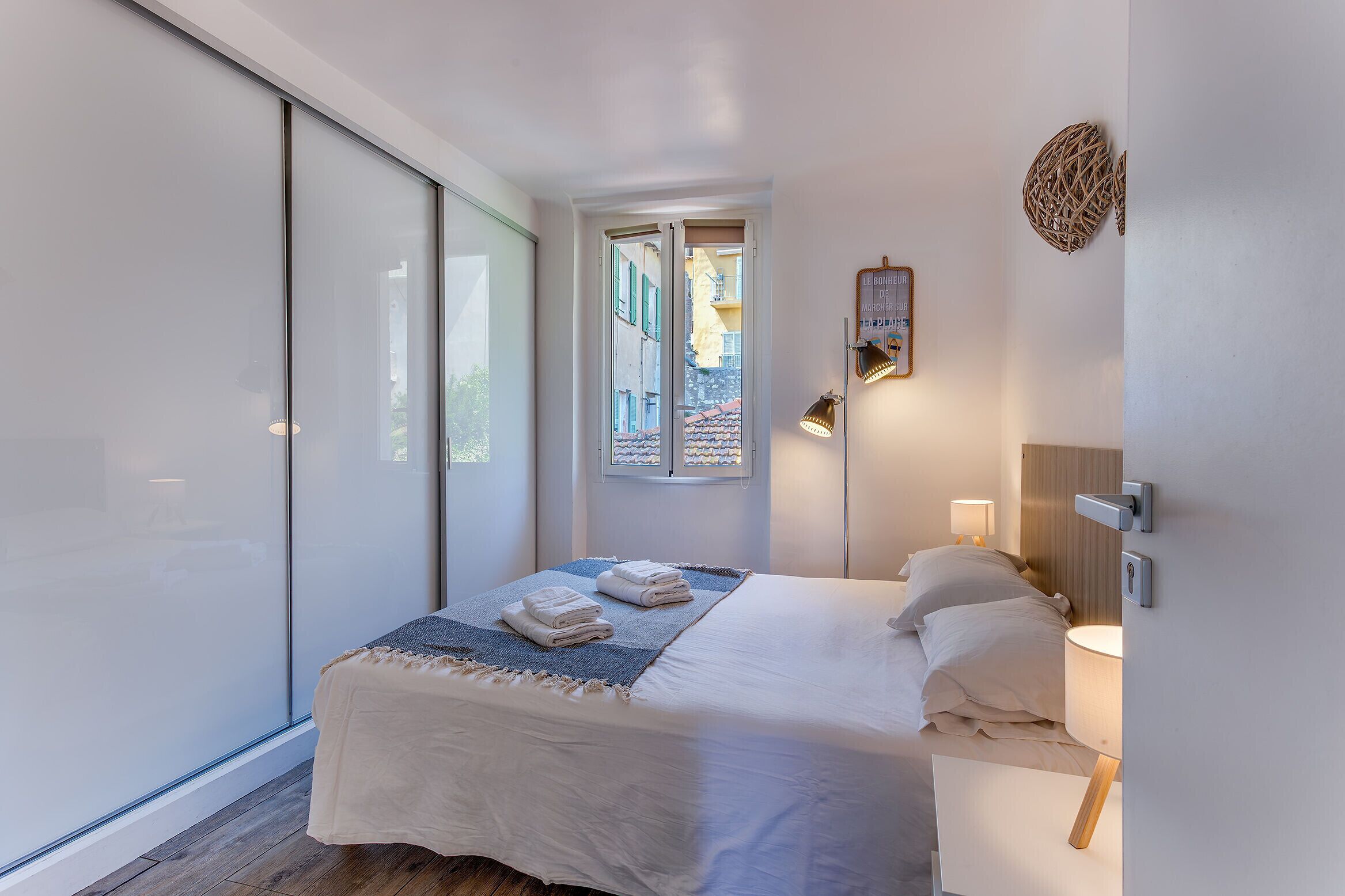 Tabla de planchar con plancha, wifi gratis, ropa de cama