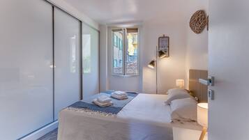 Tabla de planchar con plancha, wifi gratis, ropa de cama