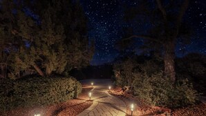 A starry night sky, a paved pathway, and trees. - Luxury Sedona Views, Spa, Sauna, Cold Plunge (Sedona)