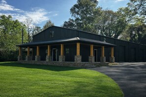 Exterior - Spacious 4-bedroom Pickleball Barndominium next to Idle Hour Country Club (Macon)