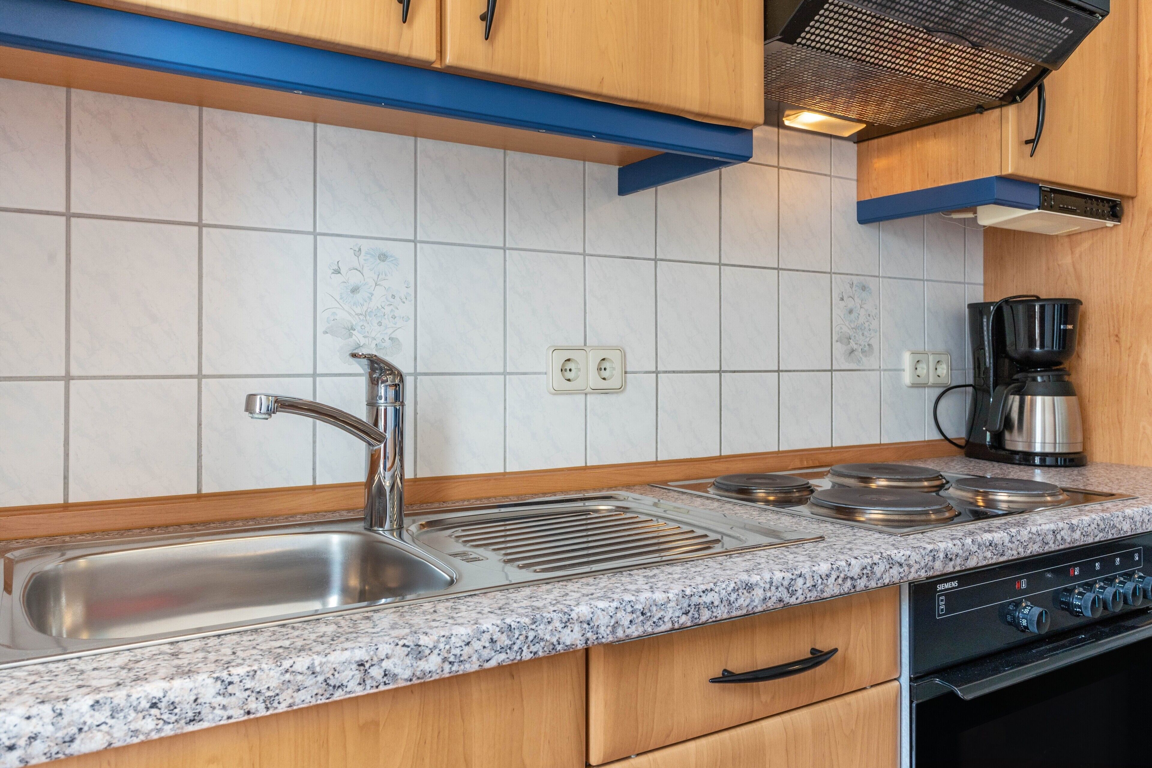 Réfrigérateur, four, plaque de cuisson, cafetière/bouilloire