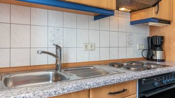 Réfrigérateur, four, plaque de cuisson, cafetière/bouilloire