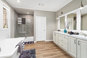 Bathroom - MEGA Retreat With Hot Tub (Lumberton)
