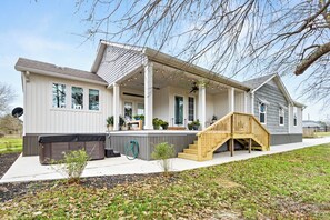Exterior - MEGA Retreat With Hot Tub (Lumberton)