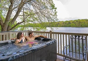 Outdoor spa tub - Waterfront Cottage - Hot Tub - Kayaks - Canoes - Bikes - 2 Bedrooms - Sleeps 8! (Waterville)